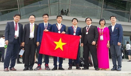 Winning students arrive in Noi Bai Airport (Photo: SGGP)