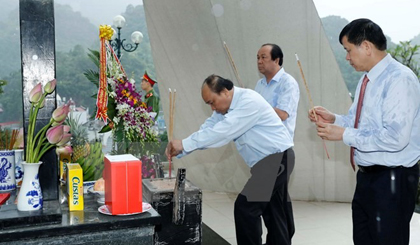 PM Phúc offered flowers and incense at the historic memorial site for the Tay Tien Regiment 52 on Na Bo Hill in the province’s Moc Chau township. 