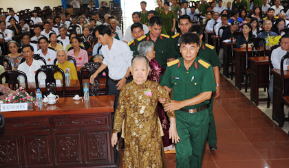 Lễ phong tặng danh hiệu “Bà mẹ VNAH” ở huyện Châu Thành.