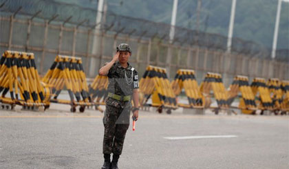 Binh sỹ Hàn Quốc gác tại một trạm kiểm soát ở Paju gần đường phân định quân sự phân chia hai miền (MDL) ngày 17-7. Nguồn: EPA /TTXVN