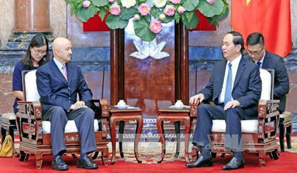 President Tran Dai Quang (R) receives former Mexican President Carlos Salinas de Gortari (Source: VNA)