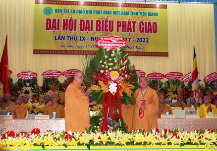 Lãnh đạo Trung ương Giáo hội Phật giáo Việt Nam trao hoa chúc mừng đại hội