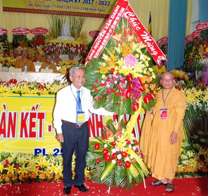 Thừa ủy quyền của Bí thư Tỉnh ủy Nguyễn Văn Danh, Trưởng Ban Dân vận Tỉnh ủy Trần Long Thôn trao hoa chúcc mừng đại hội
