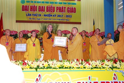 Trung ương Giáo hội Phật giáo Việt Nam trao Bằng khen cho các tập thể và cá nhân