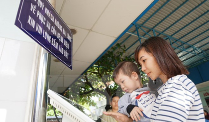 Ki-ốt khảo sát về sự hài lòng người bệnh triển khai thí điểm tại Bệnh viện Nhi đồng 1 Thành phố Hồ Chí Minh. (Ảnh: Phương Vy/TTXVN)