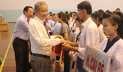 Ông Trần Thanh Phúc trao cờ lưu niệm cho các đội tham dự giải đấu.
