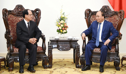 PM Nguyen Xuan Phuc (right) receives ASEAN Secretary-General Le Luong Minh. (Credit: VGP)