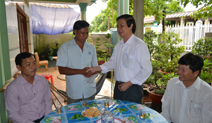 ông Nguyễn Văn Danh, Ủy viên BCH Trung ương Đảng, Bí thư Tỉnh ủy, Chủ tịch HĐND tỉnh thăm hỏi sức khỏe và tặng quà thương binh 