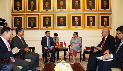 Phó Thủ tướng Vương Đình Huệ làm việc với Bộ trưởng Ngoại giao Retno Marsudi. Ảnh: VGP/Thành Chung