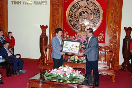Phó Chủ tịch UBND tỉnh Lê Văn Nghĩa tặng quà lưu niệm của tỉnh đến ông Jegal Won Young