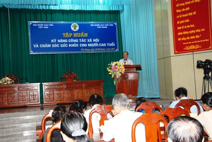 Phó Chủ tịch UBND tỉnh Trần Thanh Đức phát biểu chào mừng học viên tham gia lớp tập huấn.