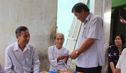 Ông Huỳnh Văn Phương, Ủy viên Ban Thường vụ Tỉnh ủy, Chủ tịch Uỷ Ban MTTQ tặng quà cho Mẹ Việt Nam Anh hùng Huỳnh Thị Mai.