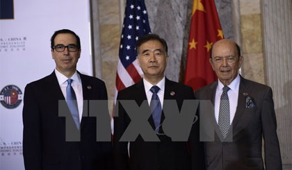 Bộ trưởng Tài chính Mỹ Steve Mnuchin, Phó Thủ tướng Trung Quốc Uông Dương và Bộ trưởng Thương mại Mỹ Wilbur Ross tại cuộc Đối thoại kinh tế Mỹ-Trung ở Washington, DC ngày 19-7. Nguồn: AFP/TTXVN