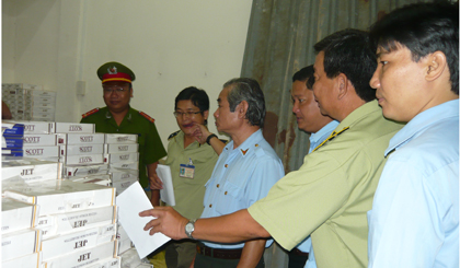 Lực lượng quản lý thị trường của  tỉnh Tiền Giang trong một lần tiêu hủy thuốc lá buôn lậu.