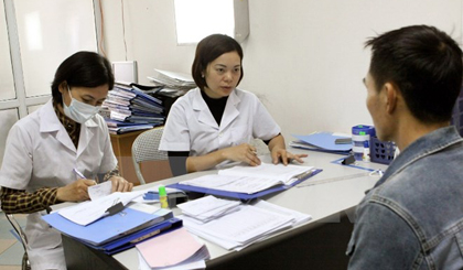 Nhân viên y tế tư vấn điều trị cho bệnh nhân HIV/AIDS. (Ảnh: Dương Ngọc/TTXVN)