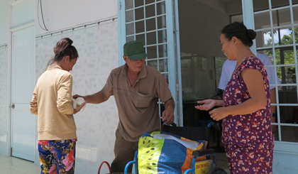 Chú Lê Văn Hoàng và chiếc xe lăn đi phát quà cho bà con trong Bệnh viện Quân y 120.