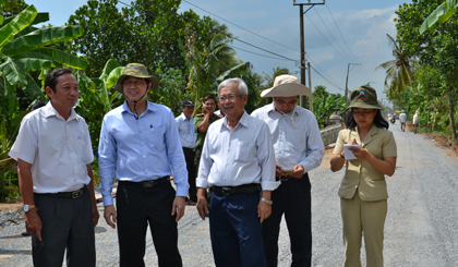 Chủ tịch UBND tỉnh Lê Văn Hưởng, Trưởng Ban ATGT tỉnh (thứ hai từ trái sang) đi kiểm tra thực tế tình hình trật tự ATGT huyện Cái Bè.