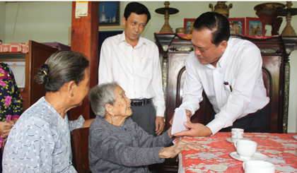Deputy Chairman of the Tien Giang provincial People’s Committee Le Van Nghia presents gift to Vietnam Heroic Mother in Thanh Nhut Commune (Go Cong Tay District).