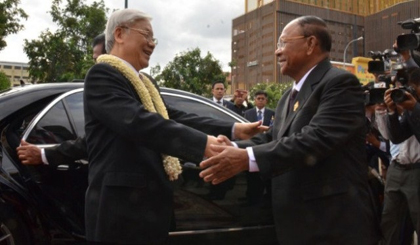 President of the Cambodian National Assembly Heng Samrin welcomes Party General Secretary Nguyen Phu Trong. (Credit: VOV)