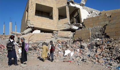 Một ngôi trường bị phá hủy sau một cuộc không kích ở tỉnh Taez, Yemen ngày 16-3. Nguồn: AFP/TTXVN