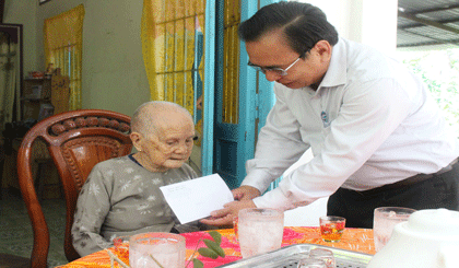 Ông Võ Văn Bình thăm hỏi, tặng quà Bà mẹ Việt Nam Anh hùng Nguyễn Thị Hai, ấp Bình Hòa B, xã Bình Trưng 