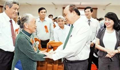 PM Nguyen Xuan Phuc meets with national contributors at a conference honouring individuals who contributed to the national revolution, Quang Nam, July 22. (Credit: VNA)