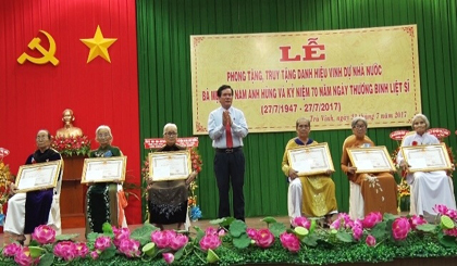 A ceremony in Tra Vinh province to commend collectives and individuals who rendered service to the nation