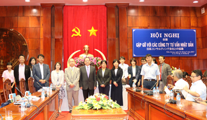 Deputy Chairman of the PPC Tran Thanh Duc and members of many provincial depaements received the delegation. Photo: Huu Nghi