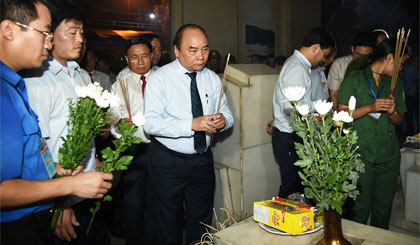  Thủ tướng dâng hương tại mộ của 10 cô gái hy sinh tại Ngã ba Đồng Lộc. Ảnh: VGP/Quang Hiếu