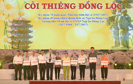 Thủ tướng trao tặng sổ tiết kiệm cho thân nhân của 10 nữ liệt sĩ hy sinh tại Ngã ba Đồng Lộc. Ảnh: VGP/Quang Hiếu
