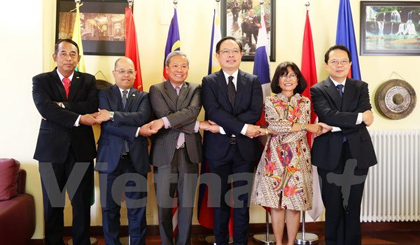 Ambassadors of ASEAN in Italy take photo at the meeting (Photo: VNA)