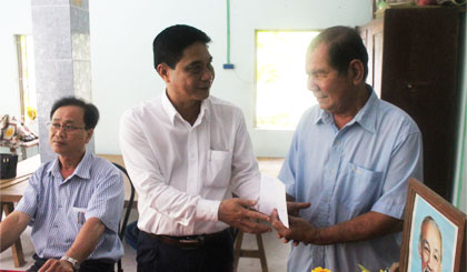 Ông Nguyễn Văn Nhã thăm hỏi, tặng quà cho thương binh Trần Văn Mãi, ấp 4, xã Mỹ Thành Bắc.
