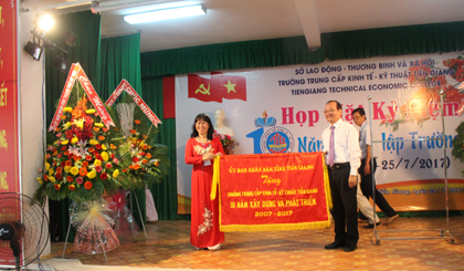 Ông Trần Thanh Đức tặng cờ của UBND tỉnh nhân kỷ niệm 10 năm thành lập trường 