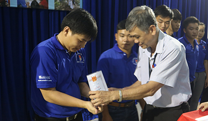Hiệu trưởng, Đoàn thanh niên, Hội Sinh viên TGU đã tặng 100 giấy khen cho các cá nhân có thành thích xuất sắc trong thực hiện chiến dịch.