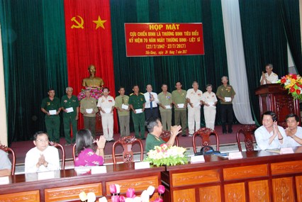 Phó Chủ tịch UBND tỉnh trao quà cho các cựu chiến binh, thương binh tiêu biểu 