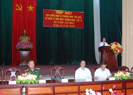 Ông Nguyễn Văn Danh, Ủy viên BCH Trung ương Đảng, Bí thư Tỉnh ủy đến dự và chúc mừng các cựu chiến binh và thương binh tiêu biểu