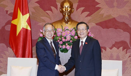 National Assembly Vice Chairman Phung Quoc Hien (R) welcomes President of the Board of Audit of Japan Teruhiko Kawato on July 24 (Photo: VNA)