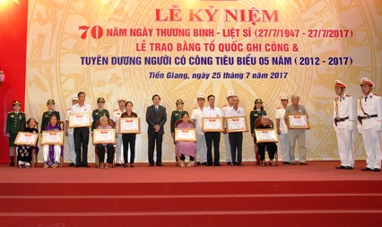 Bí thư Tỉnh ủy Nguyễn Văn Danh trao Bằng tổ quốc ghi công cho thân nhân 10 liệt sĩ vừa được công nhận