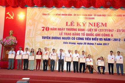 Phó Bí thư Tỉnh ủy Võ Văn Bình trao Bằng khen của UBND tỉnh Tiền Giang cho người có công tiêu biểu.