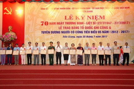 Chủ tịch Ủy ban MTTQ tỉnh Hùynh Văn Phương trao Bằng khen của UBND tỉnh cho các cá nhân tiêu biểu