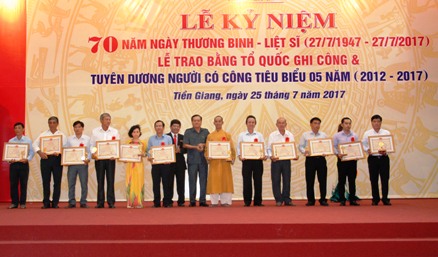 Phó chủ tịch UBND tỉnh Lê Văn Nghĩa trao Bằng khen cho các doanh nghiệp và tổ chức có đóng góp tịch cực cho hoạt động đền ơn đáp nghĩa