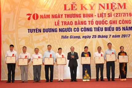 Phó Chủ tịch UBND tỉnh Trần Thanh Đức trao Bằng khen cho các địa phương thực hiện xuất sắc công tác đền ơn đáp nghĩa