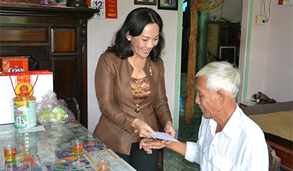 bà Nguyễn Thị Sáng, Ủy viên Ban Thường vụ, Phó Chủ tịch HĐND tỉnh thăm hỏi sức khỏe và tặng quà 
