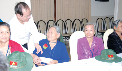 Ông Trần Thanh Đức, Tỉnh ủy viên, Phó Chủ tịch UBND tỉnh tặng quà Bà mẹ Việt Nam Anh hùng và người có công trước khi lên đường thăm Lăng Bác.