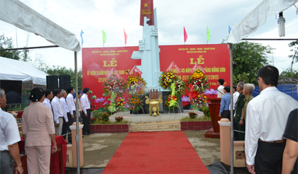 Nghi thức chào cờ tại buổi lễ kỉ niệm 45 năm chiến thắng Đồng Sơn