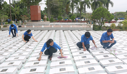 Youth in Tien Giang province, take care of war martyrs' graves in local cemetery (Photo: VNA)