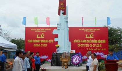 Lãnh đạo huyện Gò Công Tây và xã Đồng Sơn cùng nhân dân viếng Bia Tưởng niệm Chiến thắng Đồng Sơn. Ảnh: KIỀU TƯỚC NGUYÊN