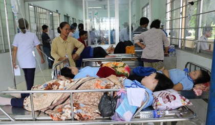 Các trường hợp công nhân bị ngộ độc được cấp cứu tại Trung tâm Y tế huyện Chợ Gạo.