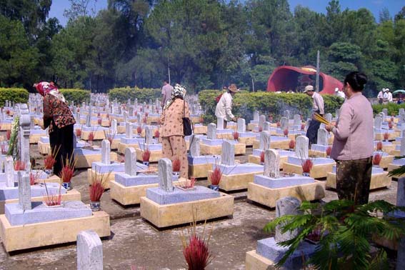 Thắp nhang tại Nghĩa trang liệt sĩ Trường Sơn