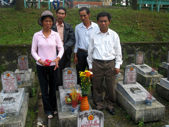 Thân nhân một liệt sĩ tại Nghĩa trang liệt sĩ Trường Sơn